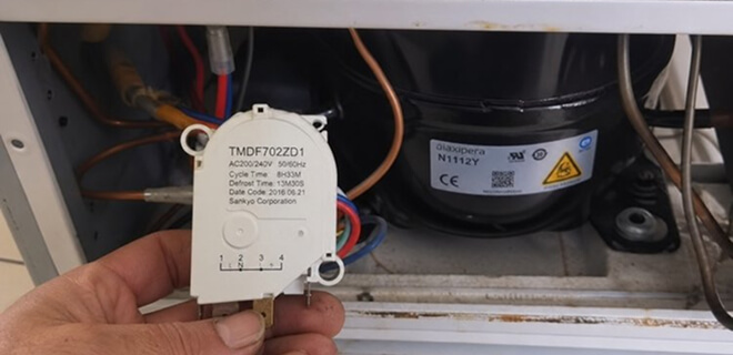 Ремонт холодильника Hitachi R-VG472PU3 в СПб по Мебельная ул., д. 22